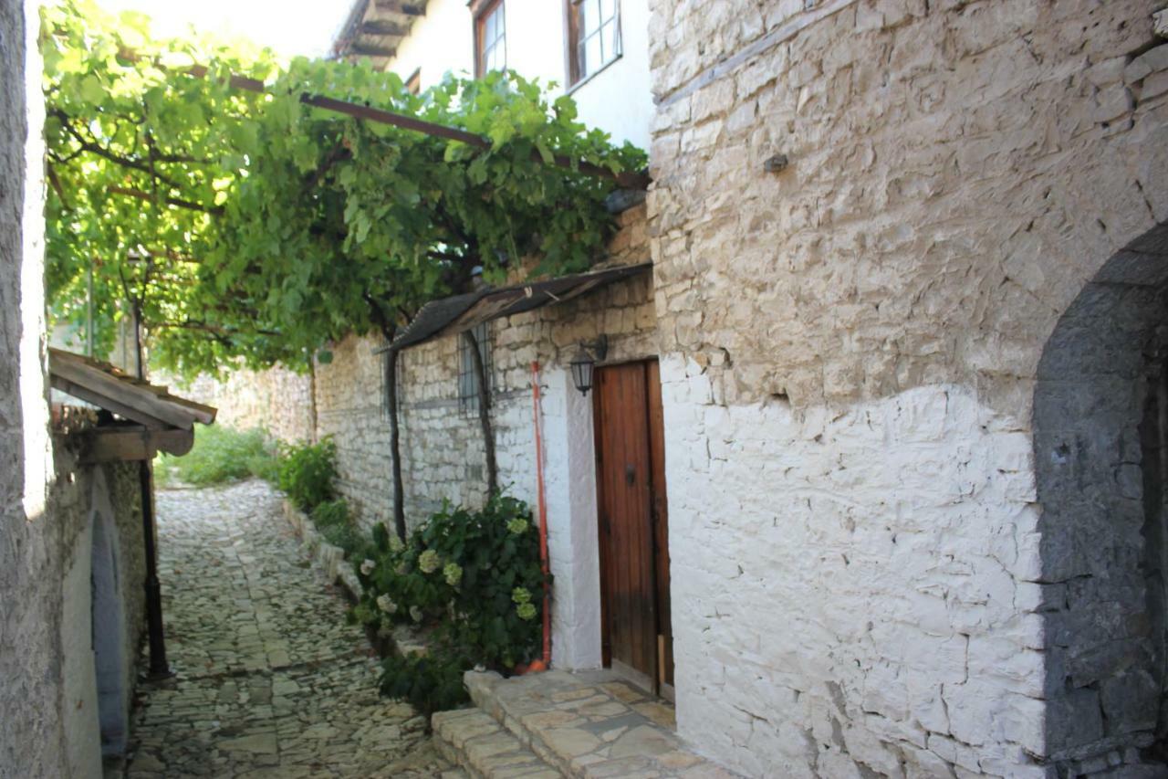 Guest House Toli Inside Berat Castle Exterior foto