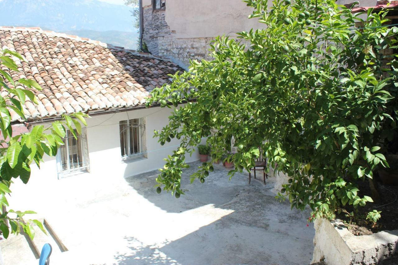 Guest House Toli Inside Berat Castle Exterior foto